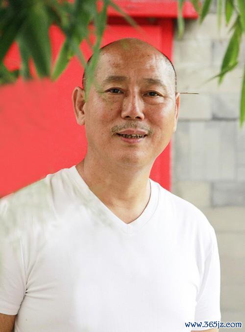 李成儒晚年隐衷，豪宅无东说念主问津，女儿李大海却让他尝尽了苦果